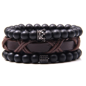 Dreiteiliges Herren Armband Set mit schwarzen Perlen, Kronenanhänger und braunem Lederband