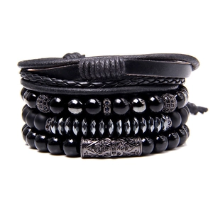 Detail von böhmischen schwarzen Natursteinperlen-Armbändern mit graviertem Metallrohr