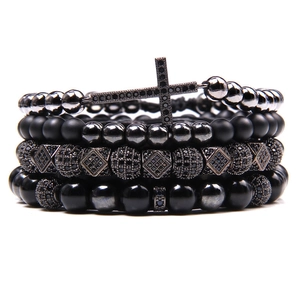 Set aus 4 schwarzen Natursteinperlen-Armbändern mit einem Mikro-Pave-Kreuzanhänger