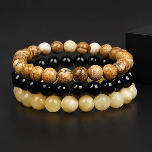 Makroaufnahme von 8mm Natursteinperlen mit Texturen von Jaspis, Onyx und gelber Jade