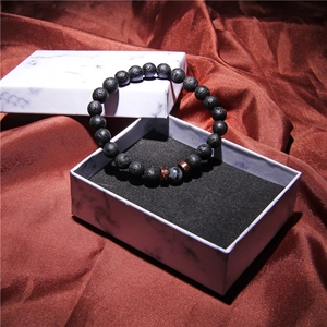 Bracciale in pietra lavica con distanziali in legno in scatola regalo su raso