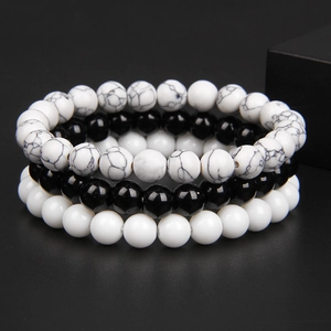 Detailansicht der 8mm Naturstein Perlenarmbänder in Schwarz und Weiß mit Elastikband