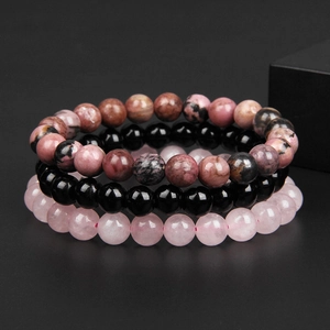 Makro-Detail von 8mm Natursteinperlen-Set mit Rosenquarz und Obsidian Armbändern