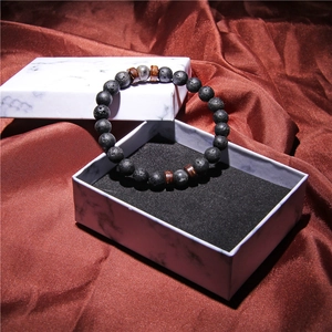 Bracciale da uomo in pietra lavica su raso rosso con confezione regalo effetto marmo