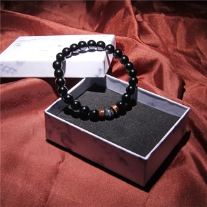 Bracciale da uomo in pietra vulcanica con perle di cocco su elegante seta marrone