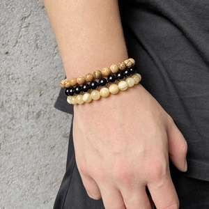 Detailansicht eines dreiteiligen 8mm Naturstein-Perlenarmband-Sets an einem Handgelenk