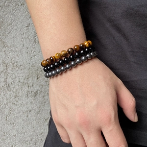 Nahaufnahme von 8mm Naturstein Armbändern aus Tigerauge und Onyx für Herren am Handgelenk