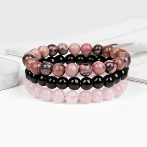 Detailansicht des 8mm Rosenquarz und schwarzen Achat Naturstein Perlenarmband Sets