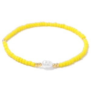 Détail du bracelet bohème en perles jaunes avec perle baroque naturelle et accents dorés
