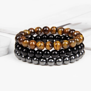 Makroaufnahme von 8mm Perlenarmbändern aus Tigerauge und Hämatit-Natursteinen