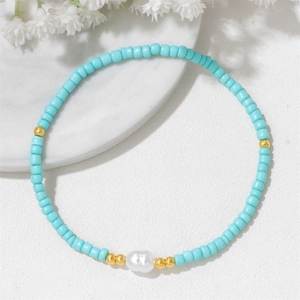 Bracelet bohème en perles bleu clair avec perle naturelle centrale et accents or 18k