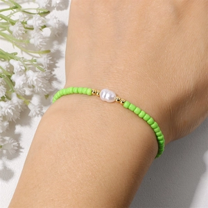 Bracelet élastique bohème en perles avec perle naturelle et détails en or 18 carats