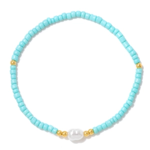 Bracelet bohème en perles bleu ciel avec perle naturelle et détails en or 18 carats