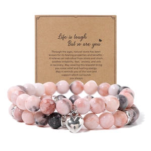 Roze natuursteen dubbellaagse kralenarmband met hartvormige hanger op displaykaart