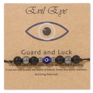 Vista dettagliata del braccialetto Evil Eye fatto a mano su carta da esposizione