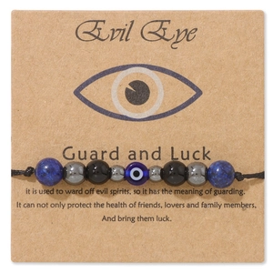 Dettaglio del bracciale Evil Eye intrecciato con occhio di tigre su cartolina