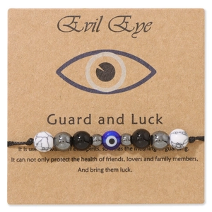 Vista dettagliata del bracciale intrecciato Evil Eye con perline di marmo su carta