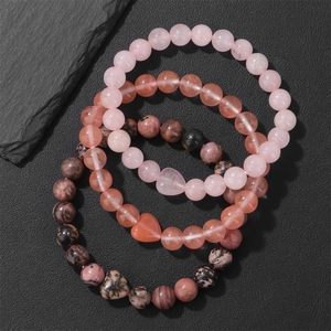 Detailansicht des Armbandsets mit natürlichen Rosenquarz- und Herzperlen aus Stein