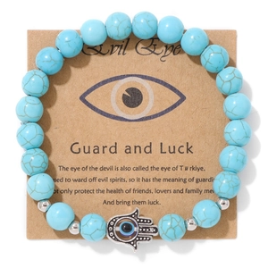 Détail du bracelet perlé Main de Fatma et Œil du Mal sur une carte cadeau culturelle