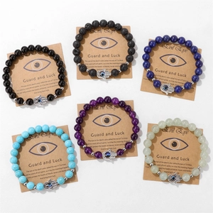 Détail de 6 bracelets en perles avec Main de Fatma et Oeil Bleu sur cartes de support