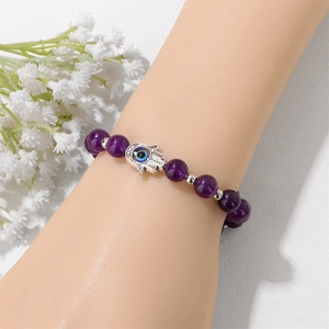Bracelet en perles de jaspe zébré rose avec main de Fatma et breloque œil bleu