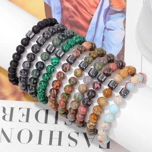 Detalle del juego de diez pulseras de cuentas de piedra natural de 8mm con texturas de mármol