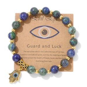 Vue détaillée du pendentif Main de Fatma et Mauvais Œil sur bracelet en perles de pierre bleue