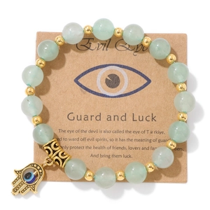 Détail du bracelet Main de Fatma et Œil du Mal avec perles vertes sur carte