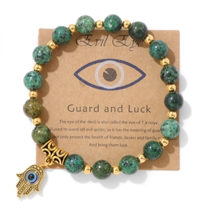 Vue détaillée du bracelet en perles Evil Eye avec breloque main de Hamsa sur carte