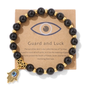 Vue détaillée du pendentif Main de Fatma et Mauvais Oeil sur bracelet en perles noires