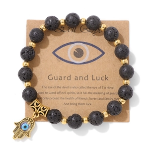 Détail de la main de Hamsa et de l'œil protecteur sur bracelet en pierre de lave