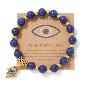 Vue détaillée des perles de Lapis-Lazuli avec l'Oeil Maléfique et la Main de Fatma sur carte