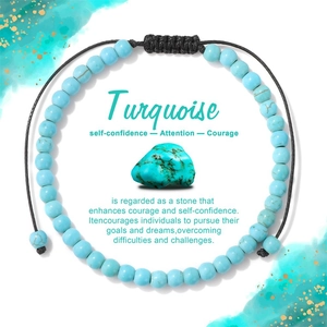 Détail du bracelet fait main en perles de turquoise avec cordon noir tressé ajustable