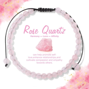 Détail macro du bracelet en quartz rose 4mm fait main avec une pierre de cristal brut