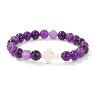 Lila Kristall-Perlenarmband mit weißem Türkis-Marmorkreuz auf weißem Hintergrund