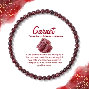 Dettaglio del bracciale di perle di granato 4mm con pietra grezza e carta energia