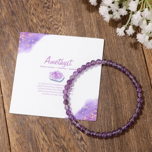 Bracciale in ametista naturale 4mm con scheda terapeutica su sfondo di legno