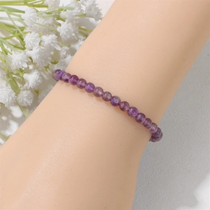 Bracciale elastico con perline di ametista naturale da 4mm per donna su sfondo floreale