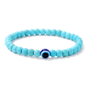 Detailaufnahme des 6mm Türkis-Perlenarmbands mit blauem Evil Eye Nazar Anhänger