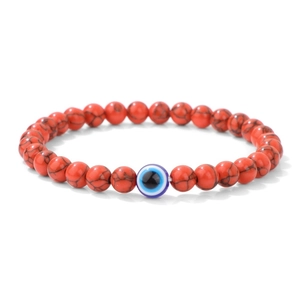 Detail eines roten Steinperlenarmbands mit einem blau-weißen Evil-Eye-Anhänger