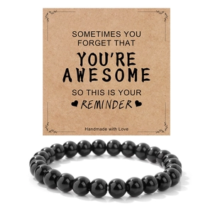 Detail van elastische zwarte stenen armband met You Are Awesome geschenkkaart