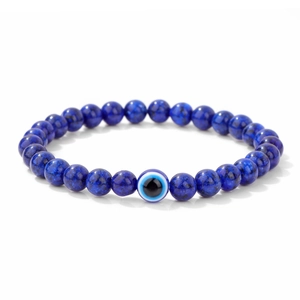 Makro-Detail des 6mm blauen Naturstein-Perlenarmbands mit Evil Eye Schutzanhänger