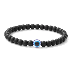 Detail von 6mm matten schwarzen Natursteinperlen und blauem Evil-Eye-Charm-Armband
