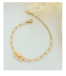 Dettaglio del bracciale placcato oro 18K con ciondolo Lucky e marchio K18 sulla chiusura