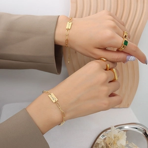 Bracciale Con Piastra Quadrata Lettera Lucky Acciaio Al Titanio Placcato Oro 18K Minimalista Stile Ins Gioielli Per Donna