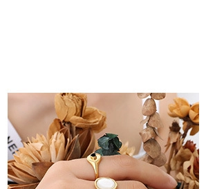 Dettaglio di anelli vintage placcati oro 18K con gemma nera a cuore e intarsio bianco