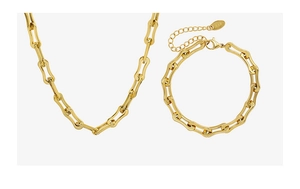 Détail de l'ensemble collier et bracelet en acier inoxydable plaqué or 18 carats