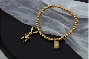 Λεπτομέρεια από επιχρυσωμένο βραχιόλι 18k με κρεμαστά Luck κουνέλι και Story