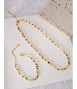 Détail de l'ensemble de bijoux en plaqué or 18 carats avec collier et bracelet