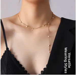 Dettaglio della collana di perle dorate con nappa a Y e molteplici opzioni di stile